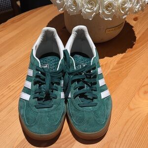 Adidas gazelle Green 6.5 mans size